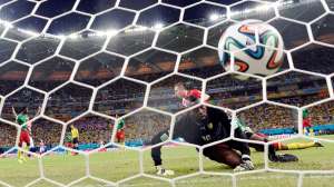 Instantes en los que ingresa el bal&oacute;n al arco de Camer&uacute;n impulsado por Ivica Olic. Foto: AFP