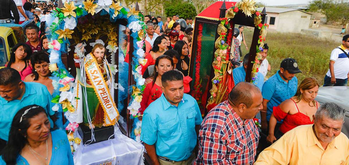 Las im&aacute;genes de los santos Pedro y Pablo son llevadas por los feligreses hacia la iglesia ubicada en la parte central de El Aromo, para ser recibidas por el pueblo.