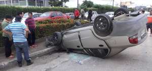 Un auto se volc&oacute; la ma&ntilde;ana de ayer en la avenida Pedro Men&eacute;ndez Gilbert, norte de Guayaquil. Se investigan las causas del percance. 