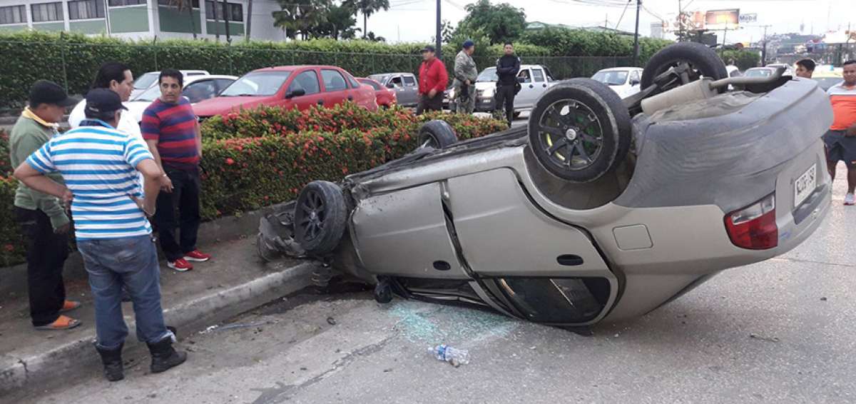 Un auto se volc&oacute; la ma&ntilde;ana de ayer en la avenida Pedro Men&eacute;ndez Gilbert, norte de Guayaquil. Se investigan las causas del percance. 