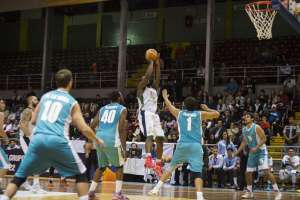 Jugador de UTE (blanco) busca encestar el bal&oacute;n. Foto: Daniel Molineros / El Tel&eacute;grafo. 