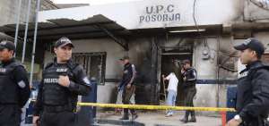 Los polic&iacute;as se acomodan en la unidad destruida