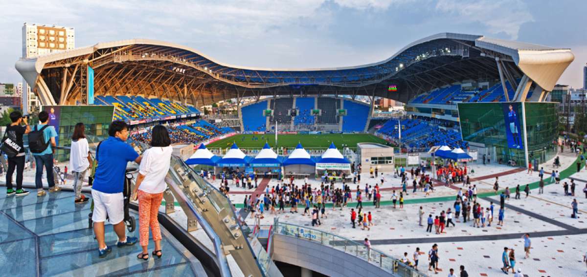 El estadio Incheon, con capacidad para 20.890 espectadores, acoger&aacute; el primer partido de Ecuador contra Estados Unidos; en las afueras se realiza una feria.