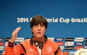 Joachim L&ouml;w espera que el partido no se defina en la tanda de penales. Foto: AFP 