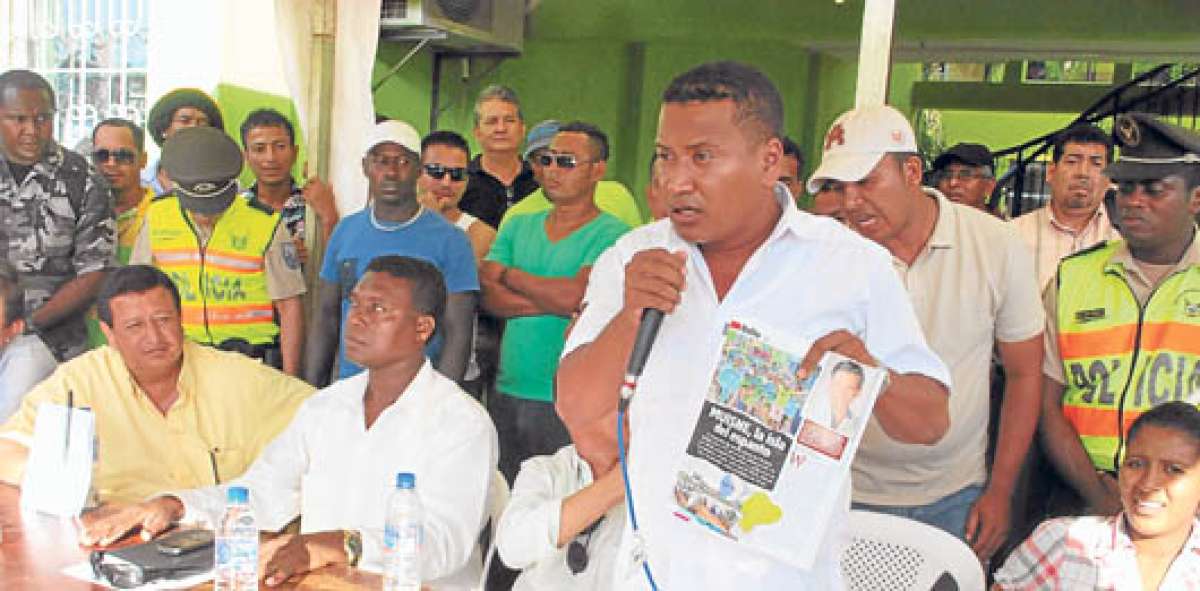 El alcalde de Muisne, Eduardo Proa&ntilde;o, se queja tambi&eacute;n por una nota de la revista Vistazo. Foto: Cortes&iacute;a.