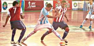Lucas Bolo, autor del &uacute;ltimo gol de Argentina, protege la pelota ante la marca de dos defensas de Paraguay. Foto: Tomado de Andes