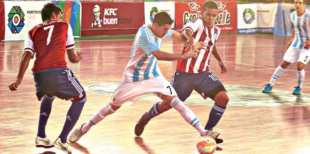 Lucas Bolo, autor del &uacute;ltimo gol de Argentina, protege la pelota ante la marca de dos defensas de Paraguay. Foto: Tomado de Andes