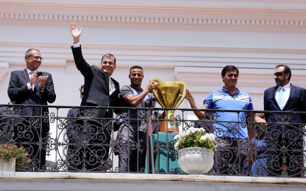 El presidente Rafael Correa alz&oacute; la copa que obtuvo Emelec en el 2014. Foto: @Presidencia_Ec