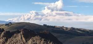 Imagen del 9 de junio de la emisi&oacute;n de ceniza del volc&aacute;n Sangay (a la izquierda), vista desde el flanco sur del volc&aacute;n Chimborazo.