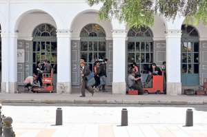 Esp&aacute;tulas para limpiar el lodo; cepillos, tinta negra, amarilla  y caf&eacute; para renovar el color; y el &lsquo;trapo m&aacute;gico&rsquo;, servicial para el brillo del calzado de sus clientes, son los elementos que diariamente utilizan los boleros del parque Calder&oacute;n.
