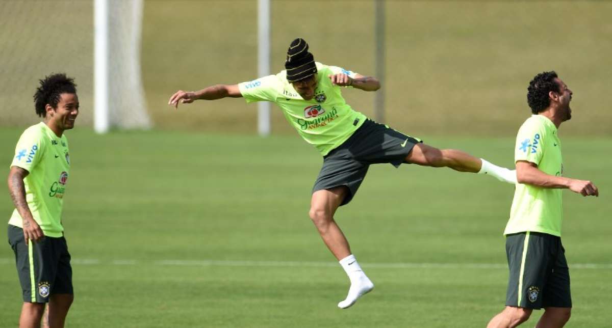 El astro Neymar Jr. (c) se divirti&oacute; con sus compa&ntilde;eros Fred (d) y Marcelo (i) durante el entrenamiento. Foto: AFP