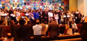 Un grupo de 230 magister lograron en el tercer concurso de m&eacute;ritos el nombramiento como docentes de la Universidad de Guayaquil en la ceremonia pasada.