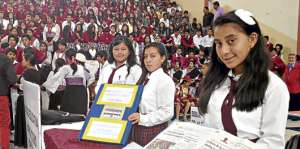 Estudiantes del club de periodismo de la Unidad Educativa Chibuleo mostraron las publicaciones semanales. Foto: Jos&eacute; Miguel Castillo/ El Tel&eacute;grafo