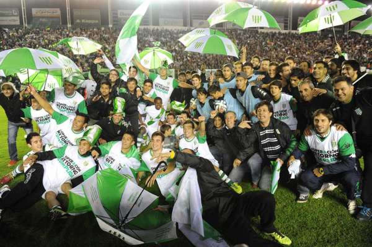 El equipo argentino celebra luego del empate de local 1-1, con lo que logr&oacute; el ascenso. Foto: Tomada de www.ole.com.ar