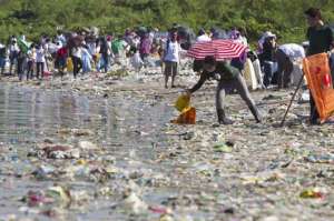 El 70% de alimentos es responsable del gasto mundial de agua. Esto ocurre mientras las fuentes h&iacute;dricas acumulan millones de desechos pl&aacute;sticos. Foto: AFP