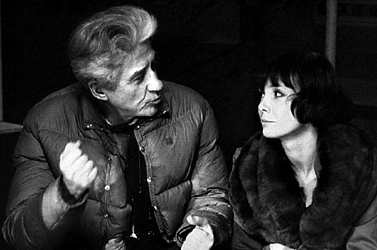 Resnais da instrucciones a su esposa, la actriz Sabine Az&eacute;ma, durante el rodaje de M&eacute;lo, pel&iacute;cula que se exhibir&aacute; el martes a las 17:30. Foto: Internet.