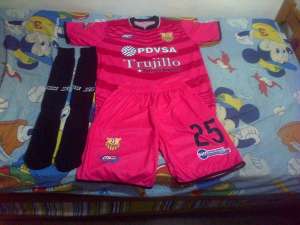 Hinchas de un club deportivo reclaman presentaci&oacute;n del uniforme del equipo sobre colcha de Mickey Mouse