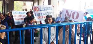 Habitantes de los barrios San Jos&eacute; del Condado y Colinas del Norte protestaron ayer en contra del proyecto Quitocables en el Municipio.