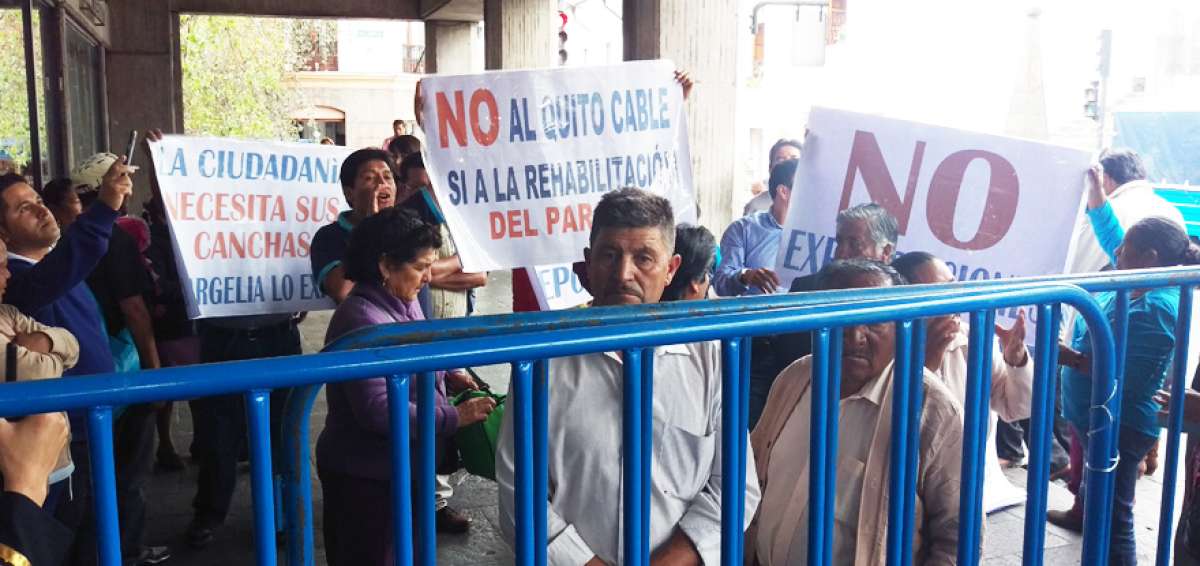 Habitantes de los barrios San Jos&eacute; del Condado y Colinas del Norte protestaron ayer en contra del proyecto Quitocables en el Municipio.