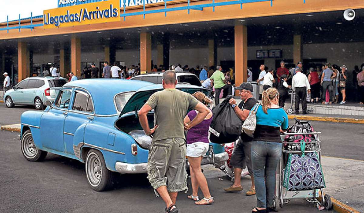 Varios viajeros cubanos llegan al aeropuerto internacional Jos&eacute; Mart&iacute; de La Habana. Foto: Juventud Rebelde