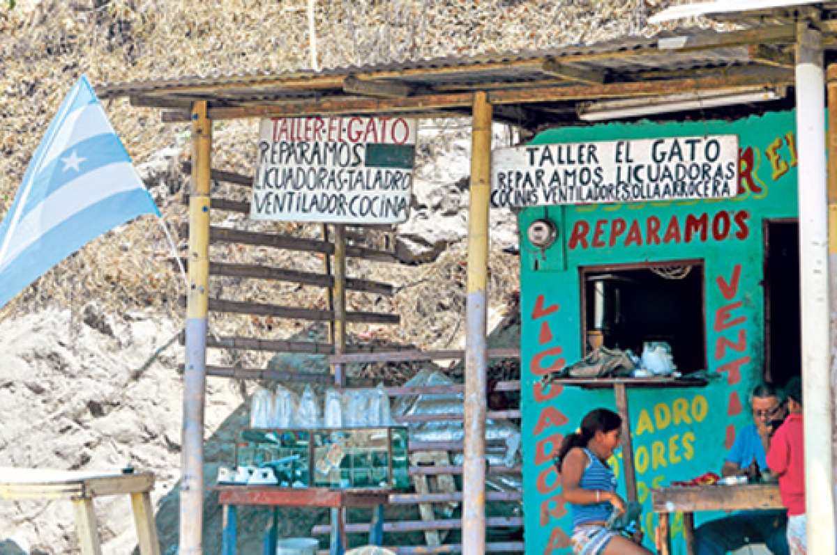 Algunos comerciantes de la v&iacute;a a Pascuales colocaron, desde este mes, una bandera en sus puestos. Foto: William Orellana.