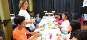 La adecuada manera de sentarse, comer correctamente y ser respetuoso son algunos de los detalles que se abordan en estos cursos.