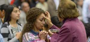 Rosa Utreras, ministra de Comisi&oacute;n, fue una de las voluntarias que particip&oacute; en el rito.  