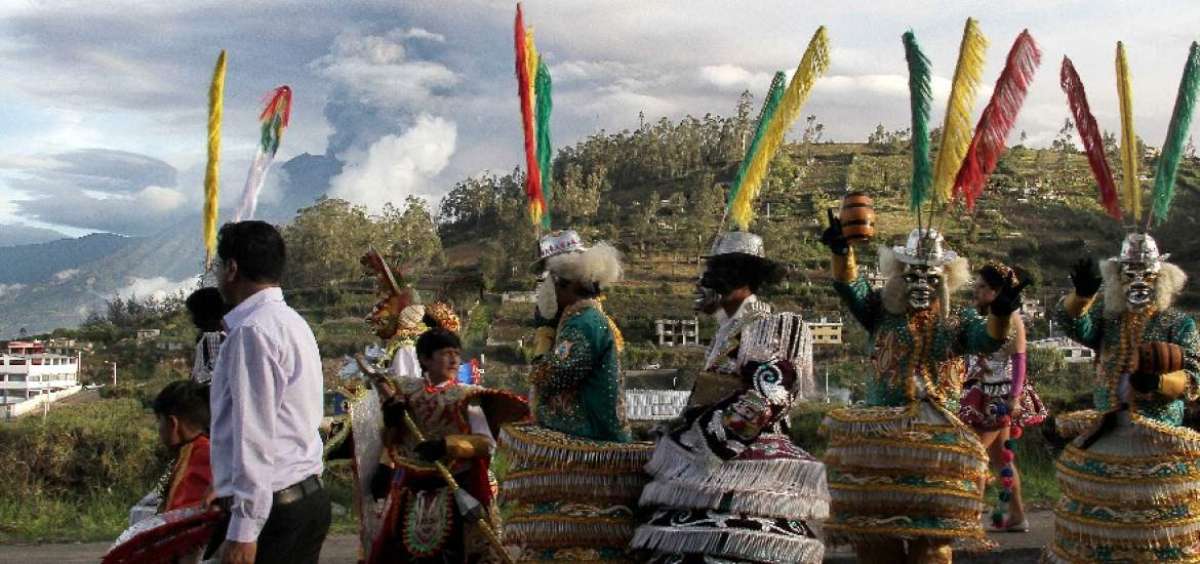 Los danzantes usan llamativos y coloridos disfraces para representar la alegr&iacute;a que produce la fertilidad del campo. Varios santos cat&oacute;licos tambi&eacute;n son honrados.