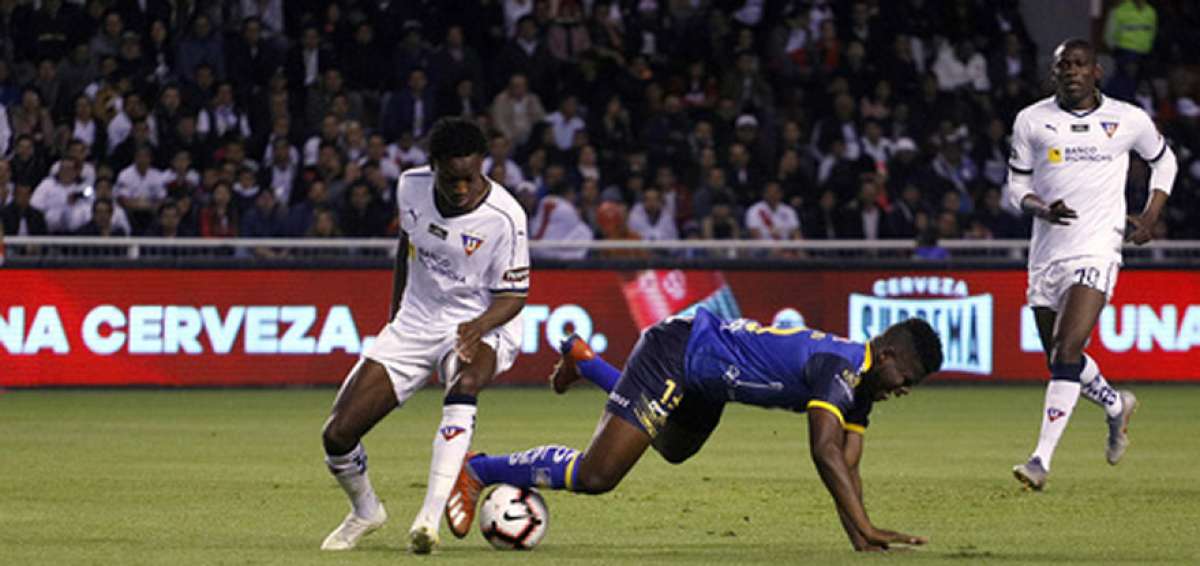Delf&iacute;n consigue un valioso empate ante Liga en Quito en la final de ida de la LigaPro