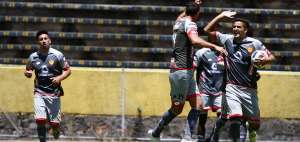 El defensa Mart&iacute;n Bonjour (der.), de Aucas, celebra el gol del empate, en el segundo tiempo ante El Nacional.   