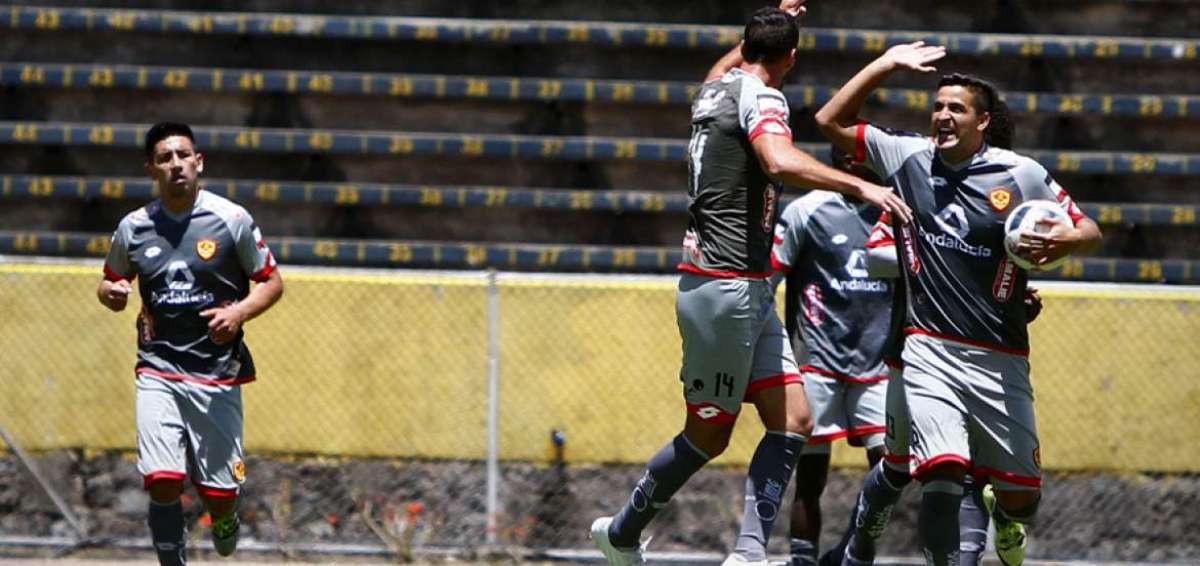 El defensa Mart&iacute;n Bonjour (der.), de Aucas, celebra el gol del empate, en el segundo tiempo ante El Nacional.   