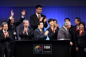 Yao Ming (atr&aacute;s) fue la cara de presentaci&oacute;n que tuvo China en su candidatura al Mundial. Foto: AFP