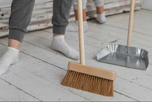 Hay mitos y creencias relacionadas con barrer la casa el 31 de diciembre.
