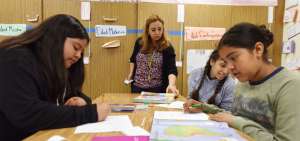 La secundaria Franklin, de Los &Aacute;ngeles, tiene un programa biling&uuml;e. La profesora Blanca Claudio ense&ntilde;a historia en ingl&eacute;s y espa&ntilde;ol.