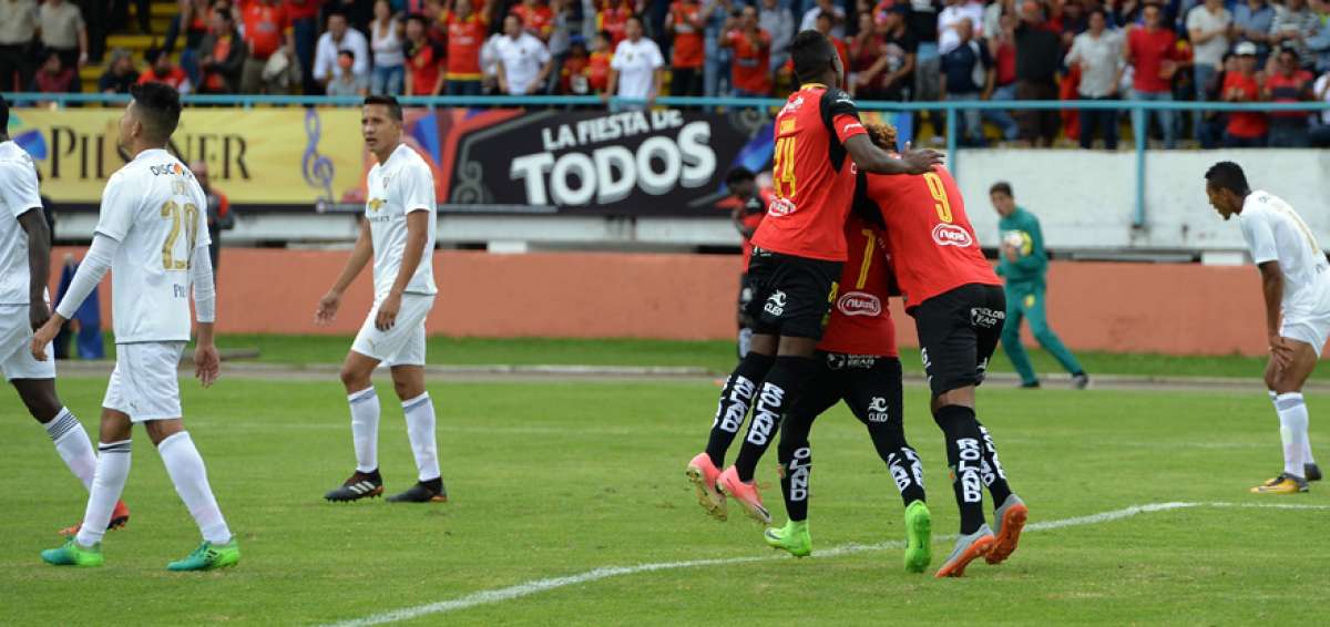 Deportivo Cuenca triunfa en casa contra Liga-Q