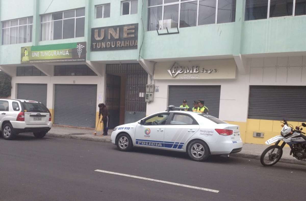 Los polic&iacute;as permanecen en los exteriores de la entidad. 