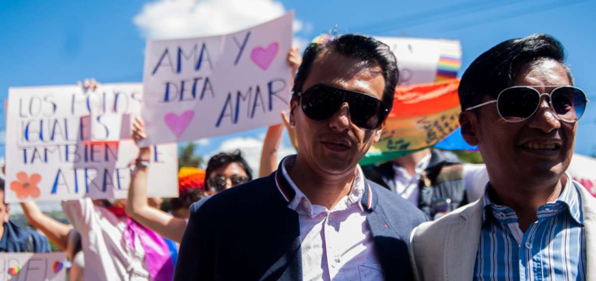 Varias parejas GLBTI se concentraron en los exteriores de la Corte Constitucional, en el centro-norte de Quito, durante los debates sobre el matrimonio igualitario del pleno de ese organismo.