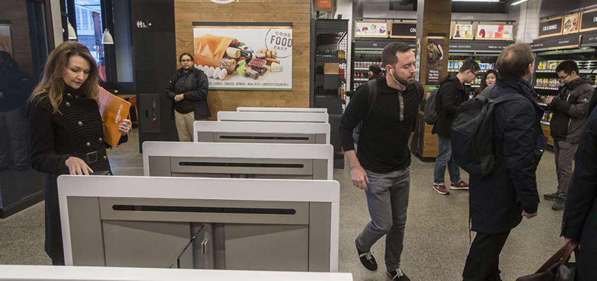 Al entrar en la tienda el cliente escanea su tel&eacute;fono y as&iacute; queda representado como un objeto 3-D en el sistema, que utiliza c&aacute;maras para seguirlo.