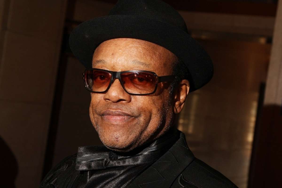Seg&uacute;n el portal de entretenimiento TMZ, la hermana del cantante indic&oacute; que Womack muri&oacute; mientras dorm&iacute;a.