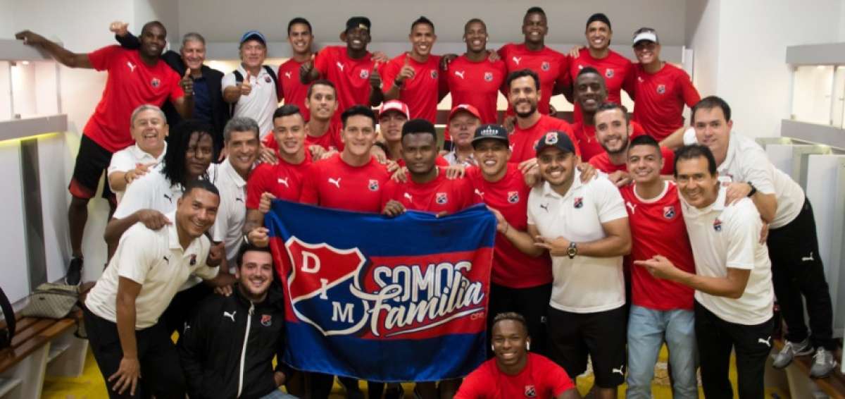 Zambrano y Luna festejaron junto con sus compa&ntilde;eros la clasificaci&oacute;n a la semifinal del torneo colombiano.