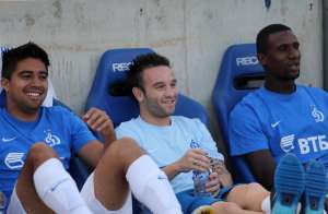 Cristhian Noboa (i.) junto a Mathieu Valbuena y Douglas durante el partido de hoy ante el conjunto israel&iacute; Kiryat Shmona. Foto: AFP
