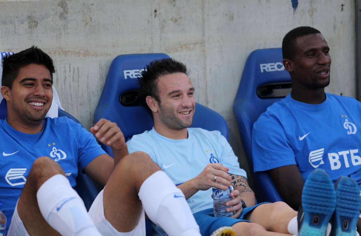 Cristhian Noboa (i.) junto a Mathieu Valbuena y Douglas durante el partido de hoy ante el conjunto israel&iacute; Kiryat Shmona. Foto: AFP