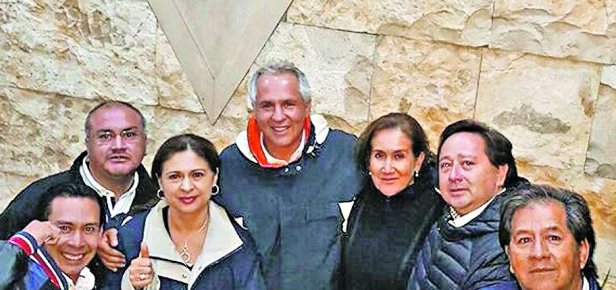 Guillermo Romero (centro) celebra su victoria electoral con familiares, simpatizantes y colaboradores. Ser&aacute; posesionado la tercera semana de enero.