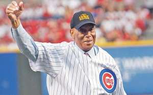 Ernie Banks durante uno de los &uacute;ltimos homenajes que le rindi&oacute; la diriectiva de los Cachorros de Chicago. La noche del viernes falleci&oacute;. Foto: Internet