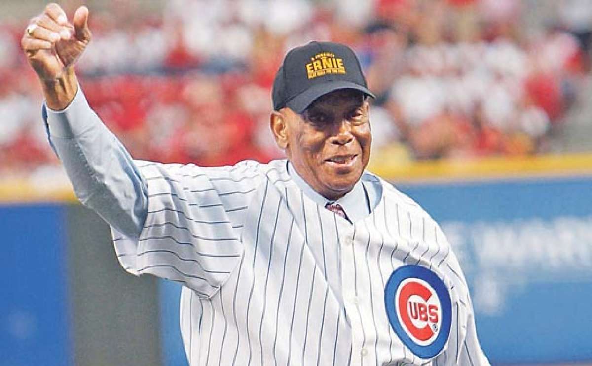 Ernie Banks durante uno de los &uacute;ltimos homenajes que le rindi&oacute; la diriectiva de los Cachorros de Chicago. La noche del viernes falleci&oacute;. Foto: Internet
