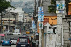 En la avenida Jos&eacute; Mar&iacute;a Egas, a la altura de Sauces 9, los postes de alumbrado p&uacute;blico permanecen con propaganda pol&iacute;tica. Foto: Miguel Castro.