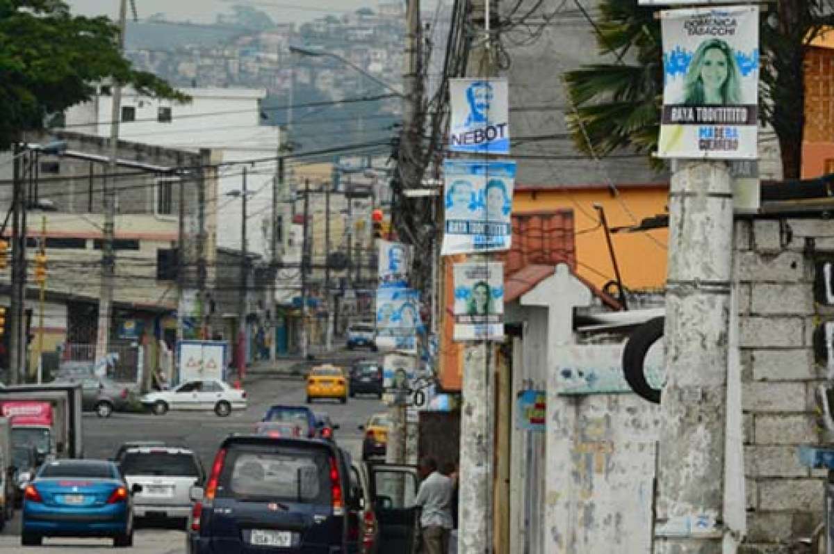 En la avenida Jos&eacute; Mar&iacute;a Egas, a la altura de Sauces 9, los postes de alumbrado p&uacute;blico permanecen con propaganda pol&iacute;tica. Foto: Miguel Castro.
