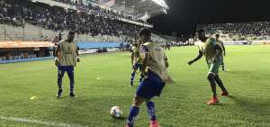 Mientras los suplentes de Delf&iacute;n calientan en el descanso del partido contra Bol&iacute;var; al fondo, los aficionados no llenaron las gradas de la tribuna.