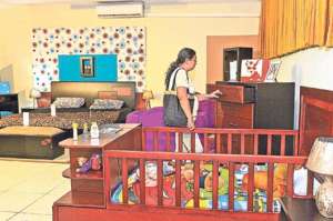 Los muebles fabricados en Cuenca se exhiben desde el 26 de abril hasta hoy en el Club de Leones de Urdesa, en el norte de Guayaquil. Foto: Lylibeth Coloma 