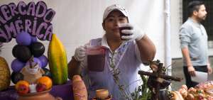 En todos los mercados de Quito, durante el feriado de noviembre, la personas acuden en busca de esta tradicional bebida propia de esta &eacute;poca del a&ntilde;o. 